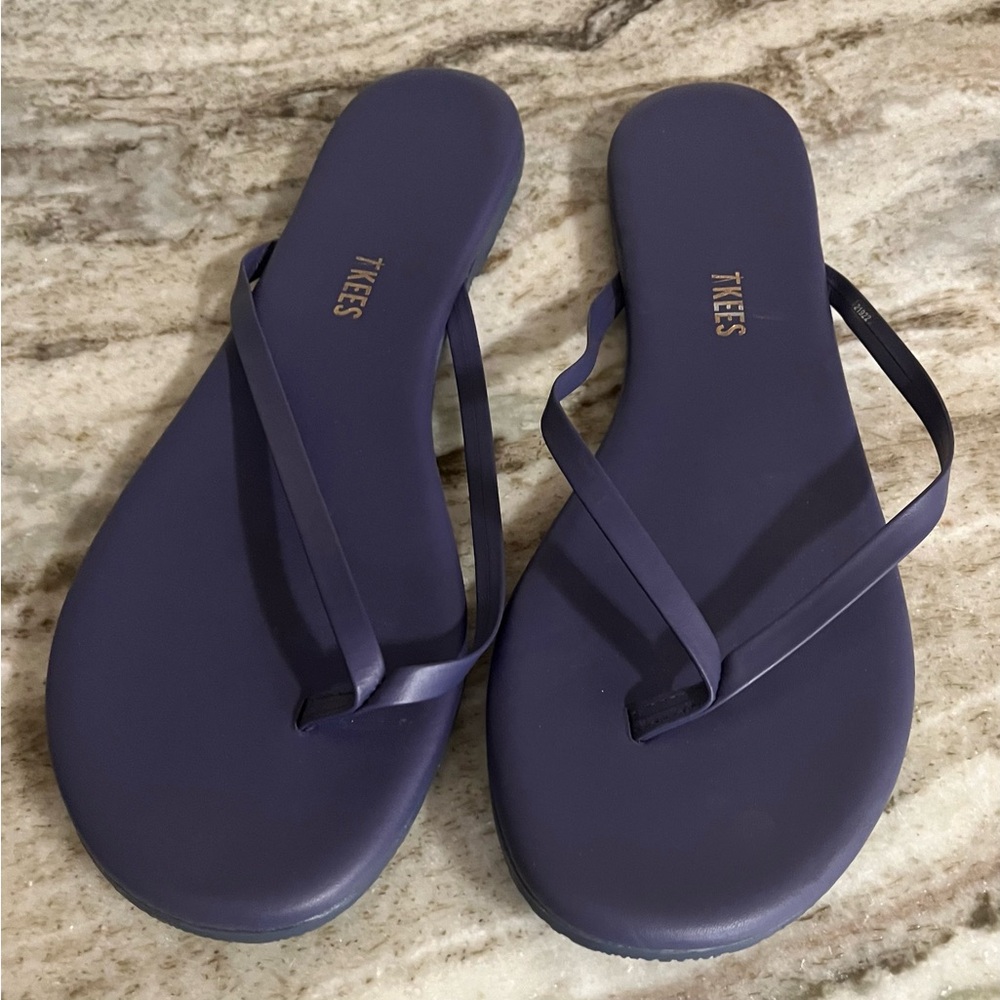 Tkees leather flip flops- “Lilly liners” size 11 navy blue in color like new
